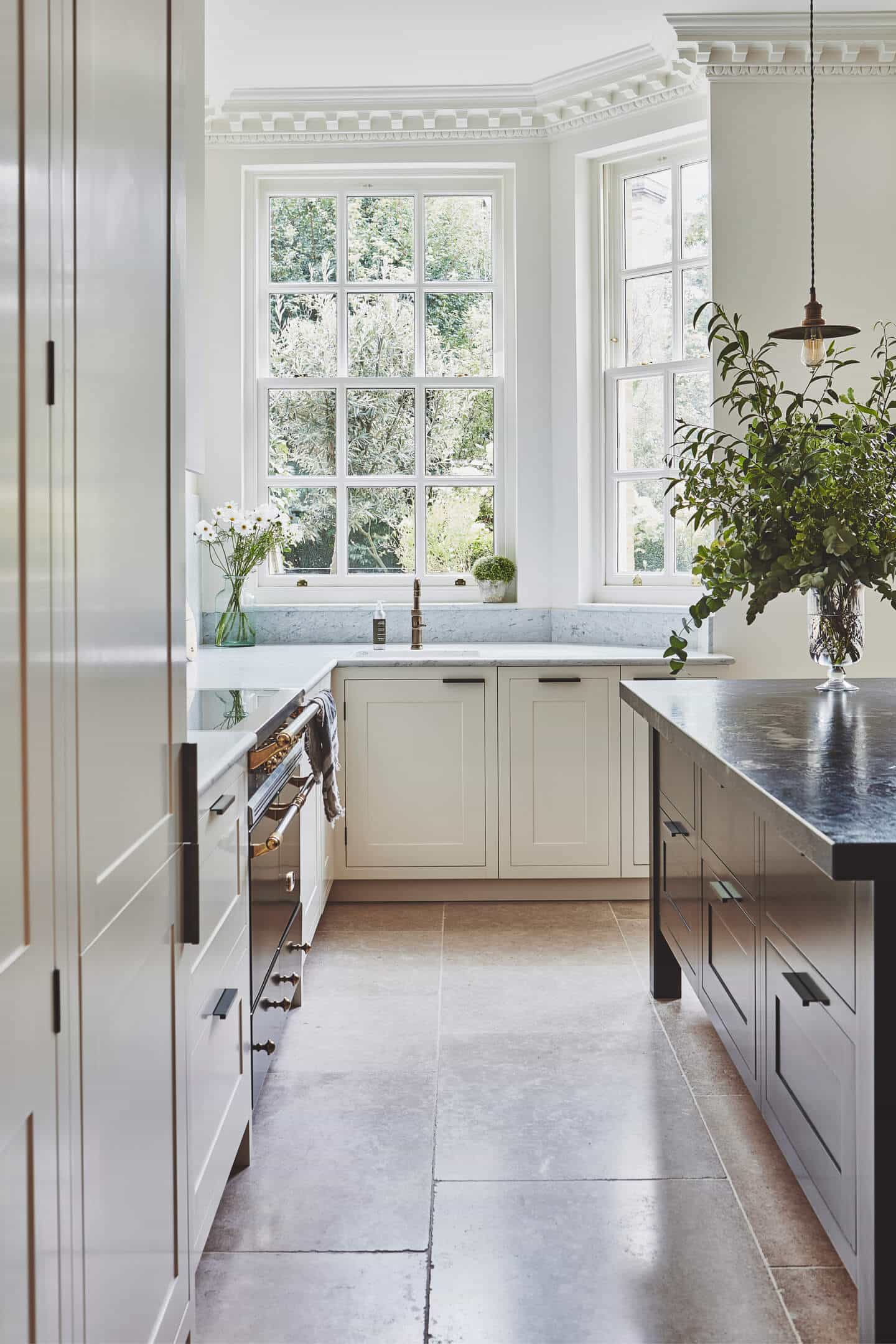 Elegant London Kitchen With No Bigger Cupboards